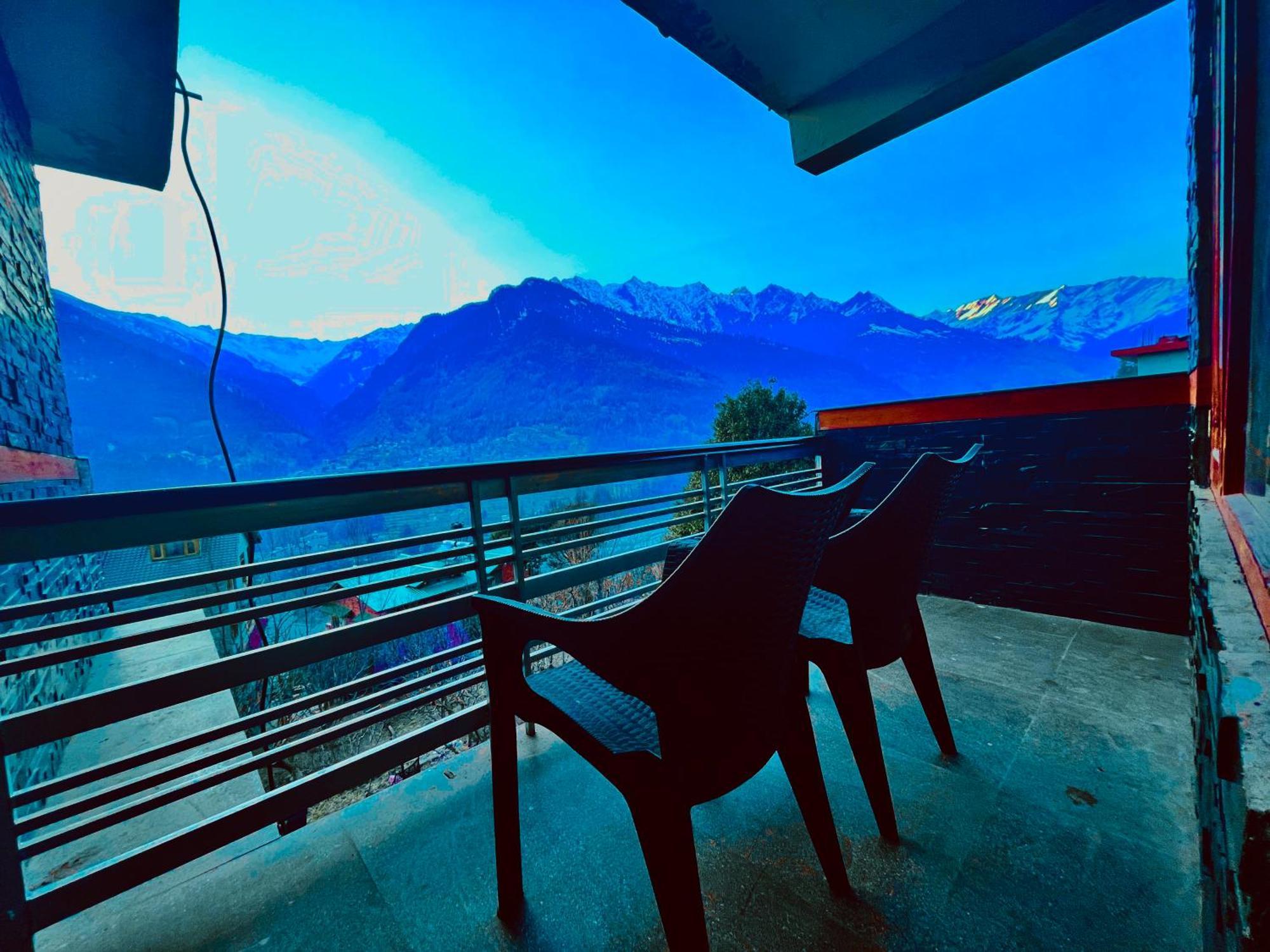 Hotel The Kartik Villa, - A Beautiful In The Clouds Towards Snow Capped Mountains 4*